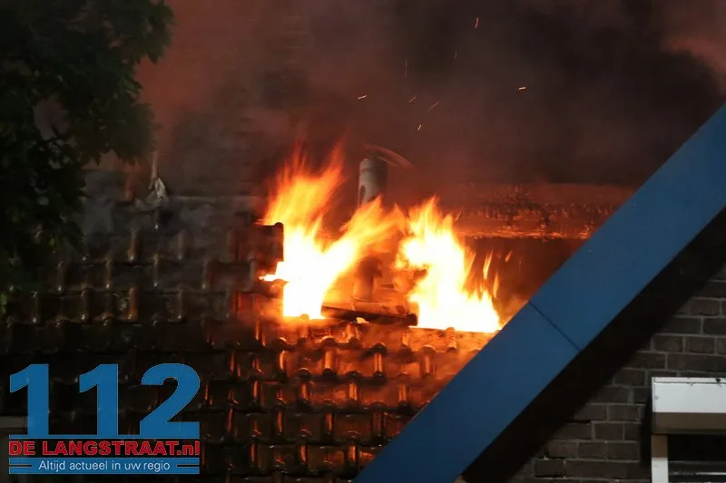 Grote ravage na blikseminslag: Wijk in Waalwijk opgeschrikt door uitslaande dakbrand 112 De Langstraat