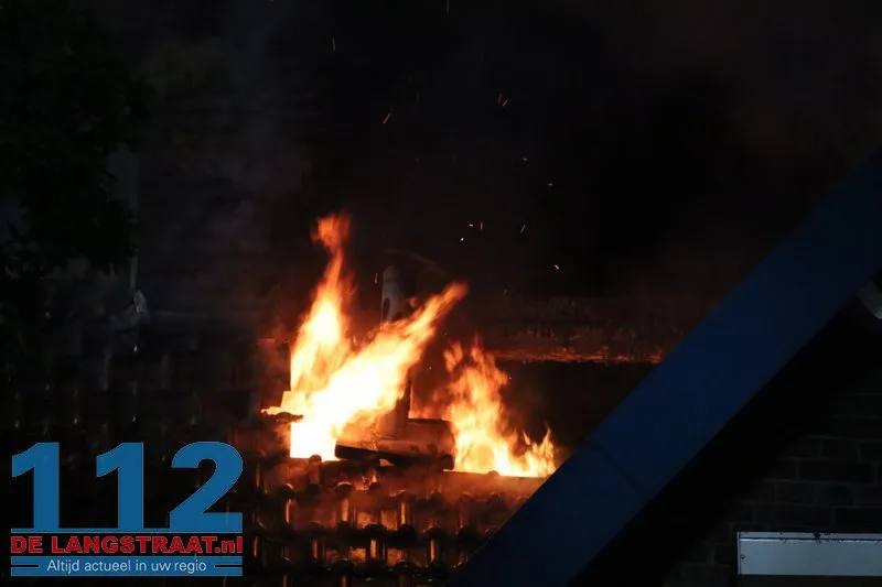 Grote ravage na blikseminslag: Wijk in Waalwijk opgeschrikt door uitslaande dakbrand 112 De Langstraat