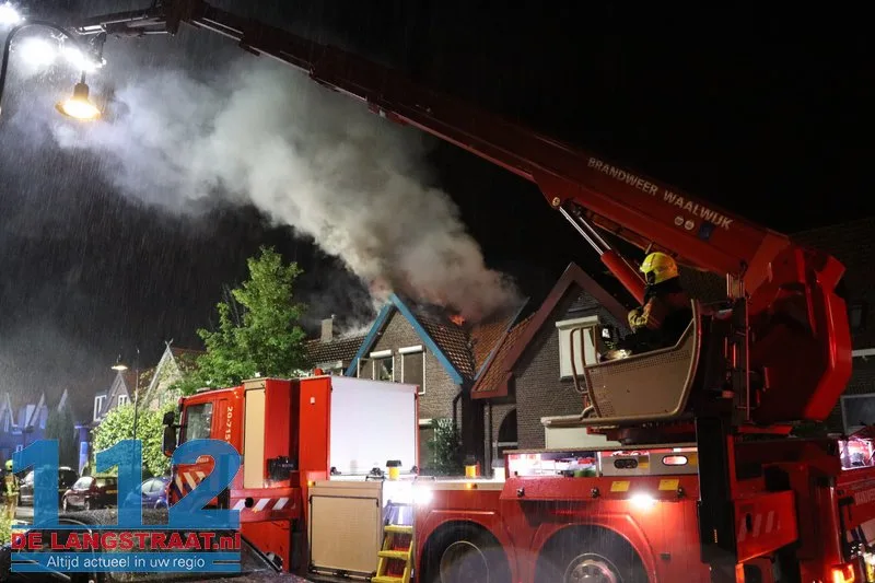 Grote ravage na blikseminslag: Wijk in Waalwijk opgeschrikt door uitslaande dakbrand 112 De Langstraat