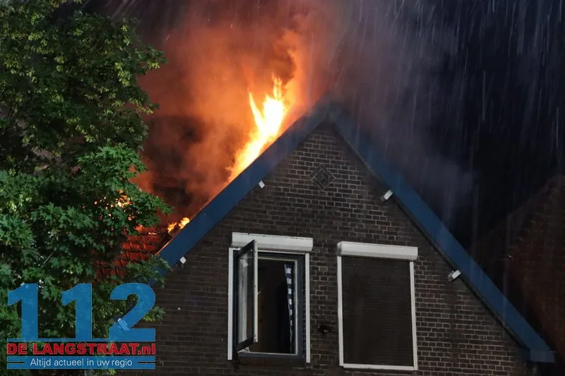 Grote ravage na blikseminslag: Wijk in Waalwijk opgeschrikt door uitslaande dakbrand 112 De Langstraat