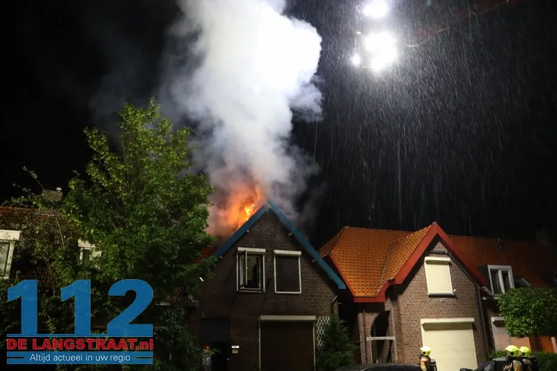 Grote ravage na blikseminslag: Wijk in Waalwijk opgeschrikt door uitslaande dakbrand 112 De Langstraat