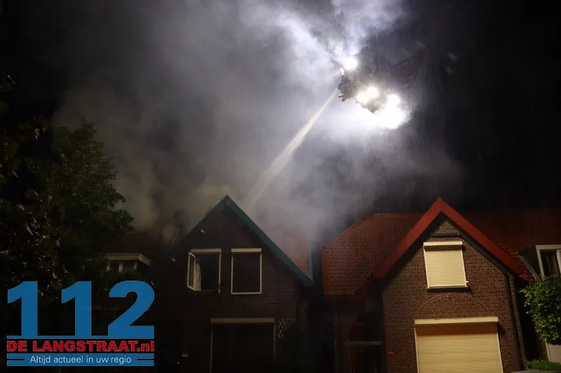 Grote ravage na blikseminslag: Wijk in Waalwijk opgeschrikt door uitslaande dakbrand 112 De Langstraat
