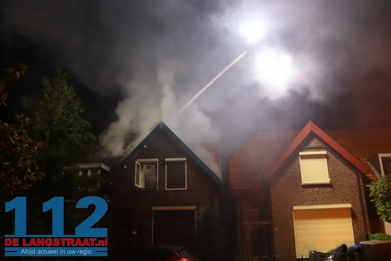 Grote ravage na blikseminslag: Wijk in Waalwijk opgeschrikt door uitslaande dakbrand 112 De Langstraat