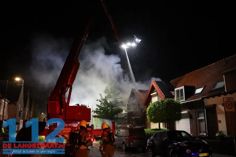 Grote ravage na blikseminslag: Wijk in Waalwijk opgeschrikt door uitslaande dakbrand 112 De Langstraat