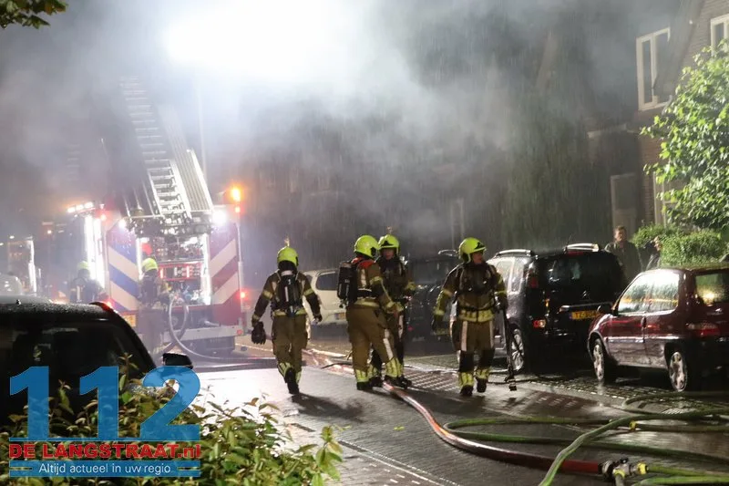 Grote ravage na blikseminslag: Wijk in Waalwijk opgeschrikt door uitslaande dakbrand 112 De Langstraat