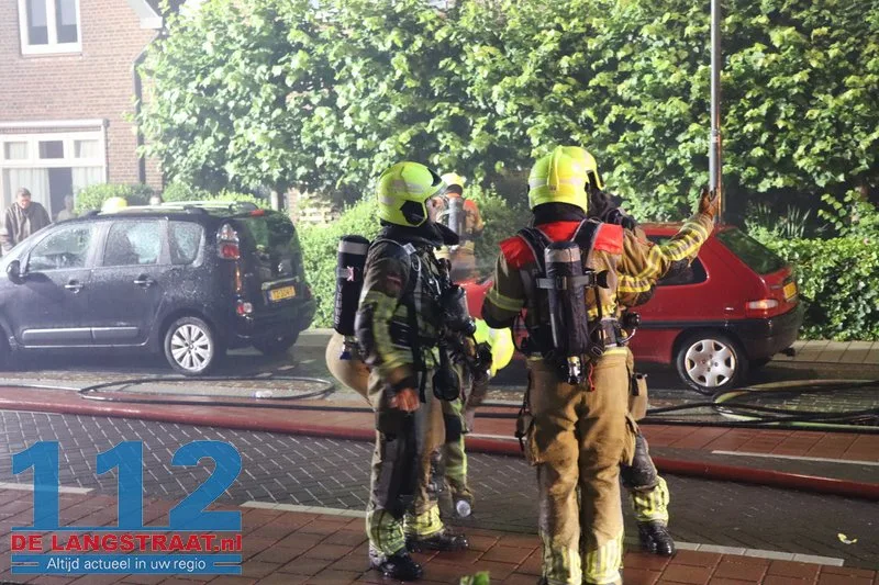 Grote ravage na blikseminslag: Wijk in Waalwijk opgeschrikt door uitslaande dakbrand 112 De Langstraat