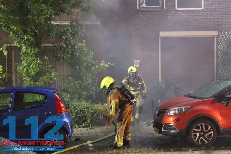 Grote ravage na blikseminslag: Wijk in Waalwijk opgeschrikt door uitslaande dakbrand 112 De Langstraat