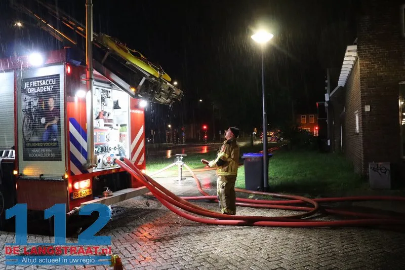 Grote ravage na blikseminslag: Wijk in Waalwijk opgeschrikt door uitslaande dakbrand 112 De Langstraat