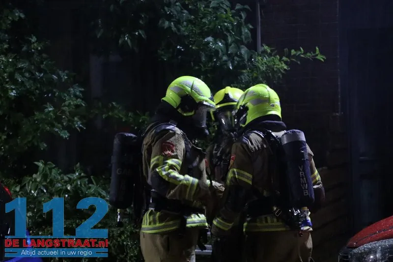 Grote ravage na blikseminslag: Wijk in Waalwijk opgeschrikt door uitslaande dakbrand 112 De Langstraat