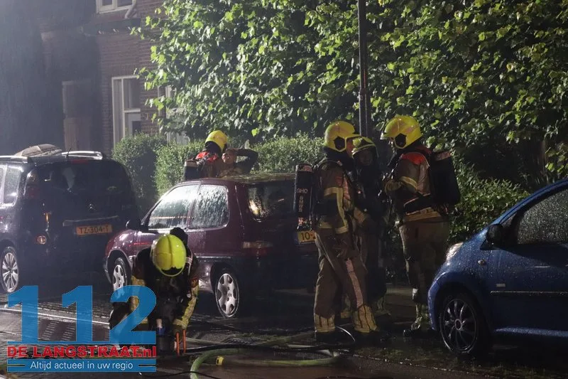 Grote ravage na blikseminslag: Wijk in Waalwijk opgeschrikt door uitslaande dakbrand 112 De Langstraat