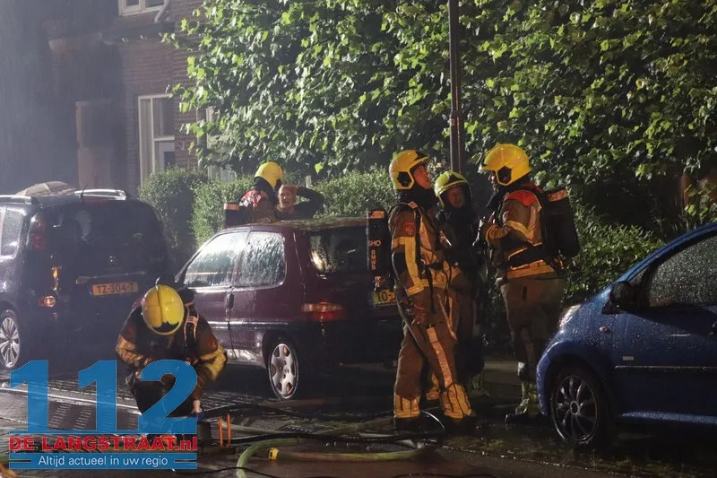 Grote ravage na blikseminslag: Wijk in Waalwijk opgeschrikt door uitslaande dakbrand 112 De Langstraat