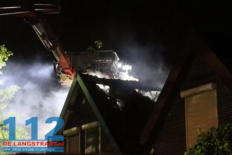 Grote ravage na blikseminslag: Wijk in Waalwijk opgeschrikt door uitslaande dakbrand 112 De Langstraat
