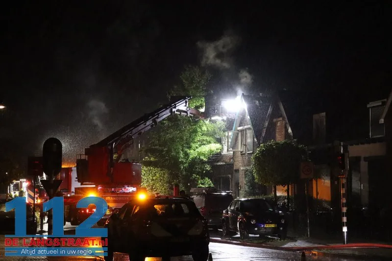 Grote ravage na blikseminslag: Wijk in Waalwijk opgeschrikt door uitslaande dakbrand 112 De Langstraat