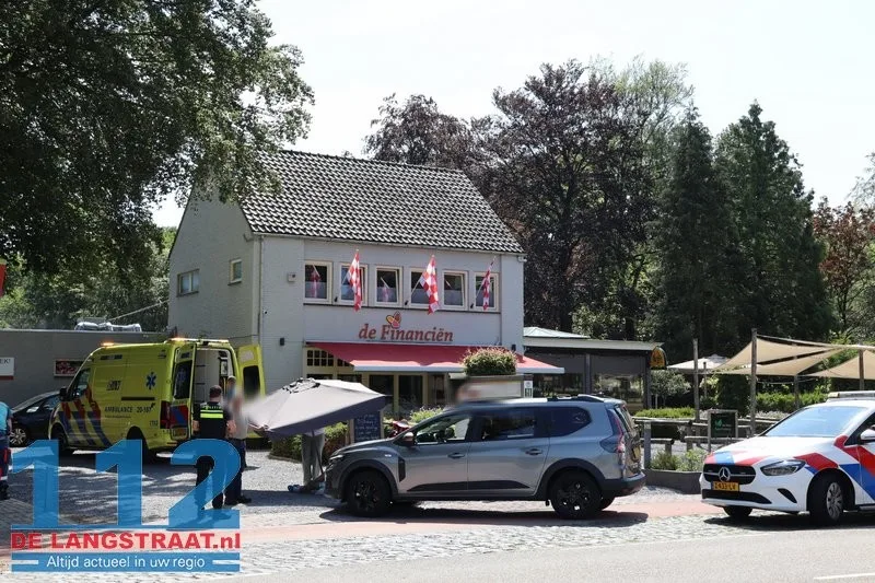 Gewonden door botsing tussen auto en scooter in Loon op Zand, automobilist draaide oprit van restaurant op 112 De Langstraat