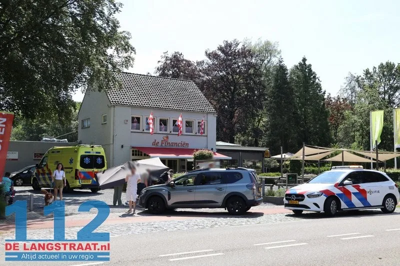 Gewonden door botsing tussen auto en scooter in Loon op Zand, automobilist draaide oprit van restaurant op 112 De Langstraat