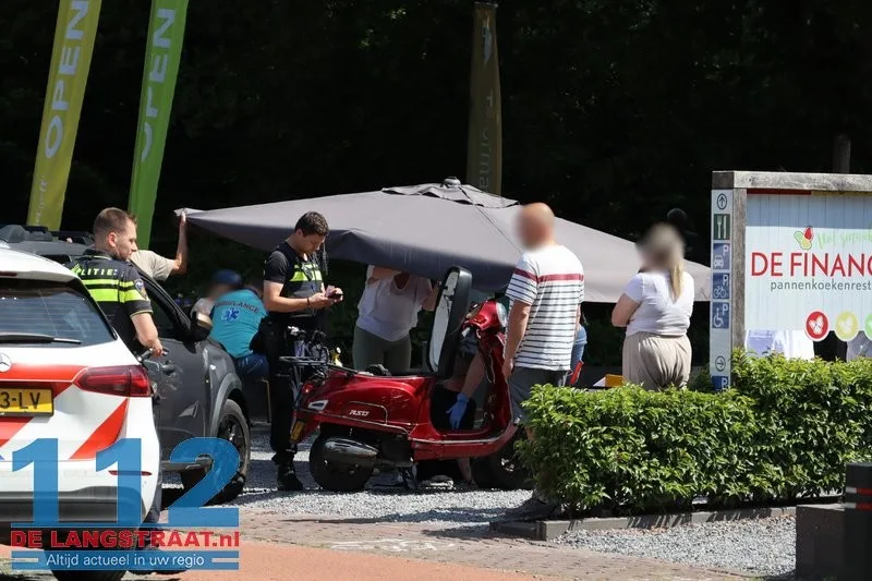 Gewonden door botsing tussen auto en scooter in Loon op Zand, automobilist draaide oprit van restaurant op 112 De Langstraat