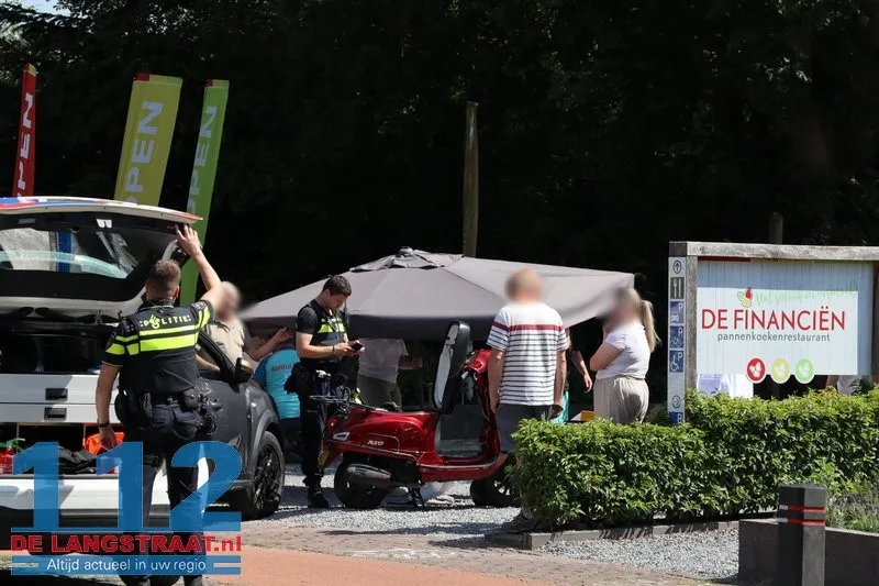 Gewonden door botsing tussen auto en scooter in Loon op Zand, automobilist draaide oprit van restaurant op 112 De Langstraat
