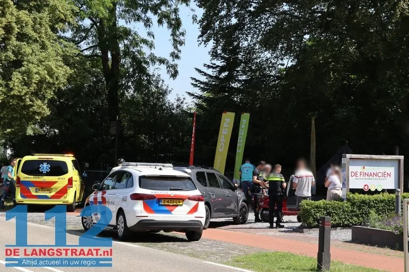 Gewonden door botsing tussen auto en scooter in Loon op Zand, automobilist draaide oprit van restaurant op 112 De Langstraat