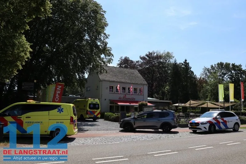 Gewonden door botsing tussen auto en scooter in Loon op Zand, automobilist draaide oprit van restaurant op 112 De Langstraat
