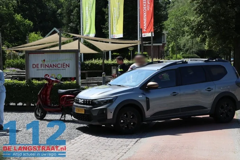 Gewonden door botsing tussen auto en scooter in Loon op Zand, automobilist draaide oprit van restaurant op 112 De Langstraat