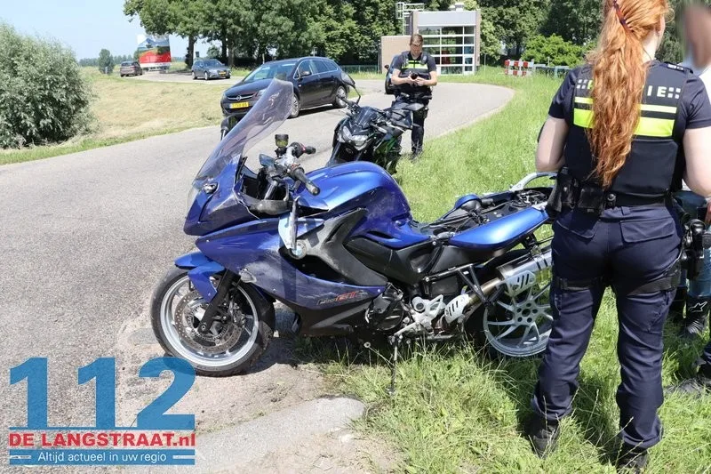 Twee motorrijders gaan onderuit in bocht op Heusdenseweg Waalwijk 112 De Langstraat
