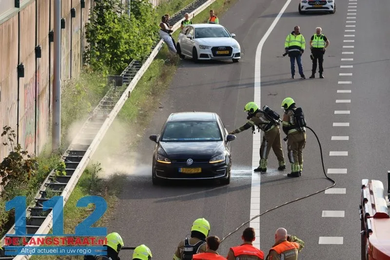 Hybride Volkswagen Golf vliegt in brand op A59 bij Waalwijk, flinke file richting Den Bosch 112 De Langstraat