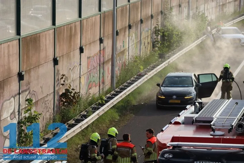 Hybride Volkswagen Golf vliegt in brand op A59 bij Waalwijk, flinke file richting Den Bosch 112 De Langstraat