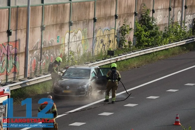 Hybride Volkswagen Golf vliegt in brand op A59 bij Waalwijk, flinke file richting Den Bosch 112 De Langstraat