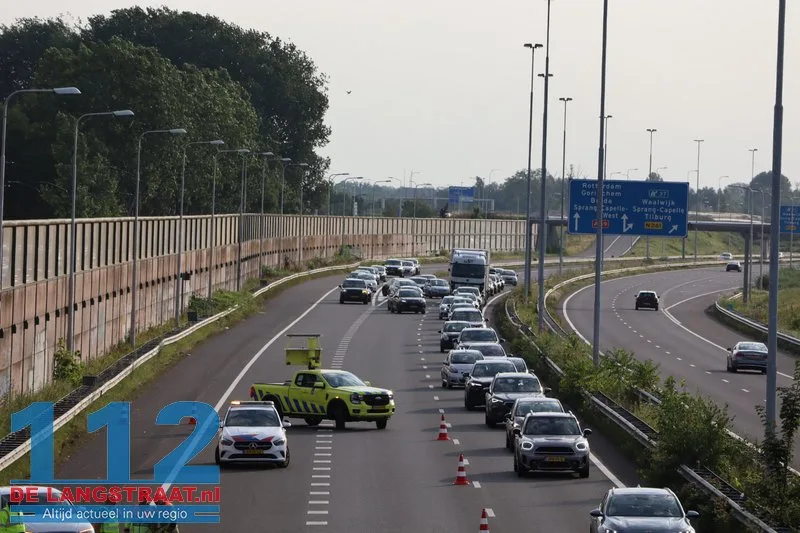 Hybride Volkswagen Golf vliegt in brand op A59 bij Waalwijk, flinke file richting Den Bosch 112 De Langstraat