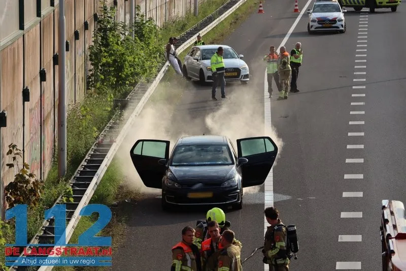 Hybride Volkswagen Golf vliegt in brand op A59 bij Waalwijk, flinke file richting Den Bosch 112 De Langstraat