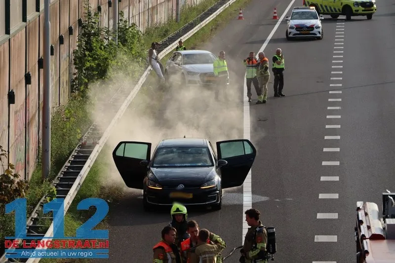 Hybride Volkswagen Golf vliegt in brand op A59 bij Waalwijk, flinke file richting Den Bosch 112 De Langstraat