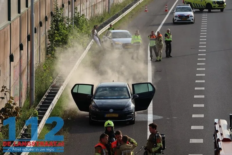 Hybride Volkswagen Golf vliegt in brand op A59 bij Waalwijk, flinke file richting Den Bosch 112 De Langstraat