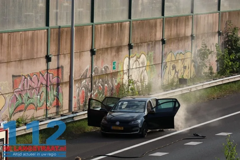 Hybride Volkswagen Golf vliegt in brand op A59 bij Waalwijk, flinke file richting Den Bosch 112 De Langstraat