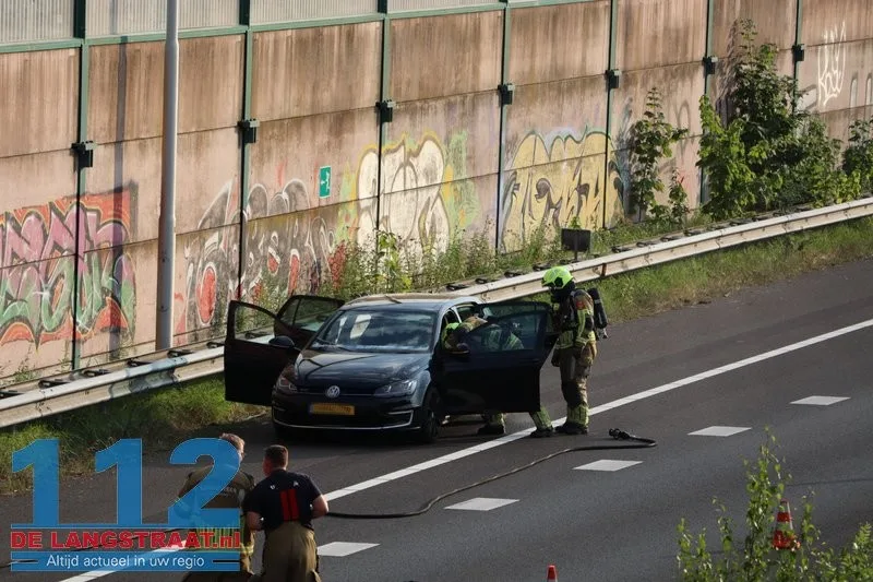 Hybride Volkswagen Golf vliegt in brand op A59 bij Waalwijk, flinke file richting Den Bosch 112 De Langstraat