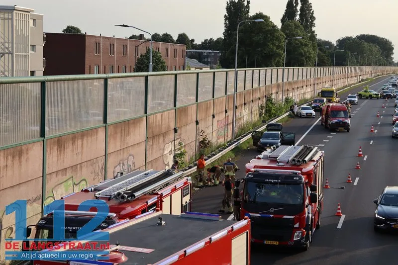 Hybride Volkswagen Golf vliegt in brand op A59 bij Waalwijk, flinke file richting Den Bosch 112 De Langstraat