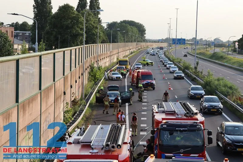 Hybride Volkswagen Golf vliegt in brand op A59 bij Waalwijk, flinke file richting Den Bosch 112 De Langstraat