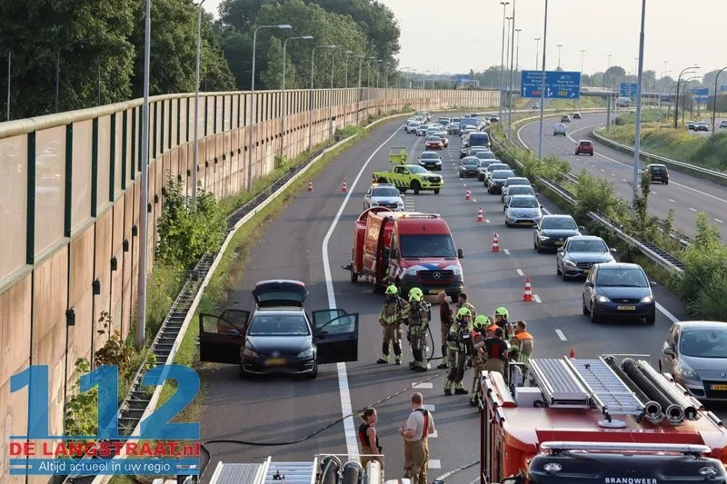 Hybride Volkswagen Golf vliegt in brand op A59 bij Waalwijk, flinke file richting Den Bosch 112 De Langstraat