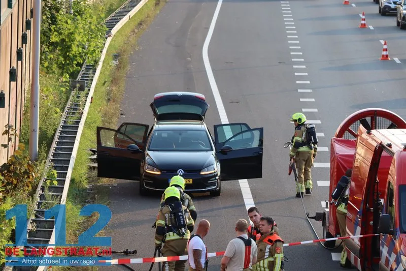 Hybride Volkswagen Golf vliegt in brand op A59 bij Waalwijk, flinke file richting Den Bosch 112 De Langstraat
