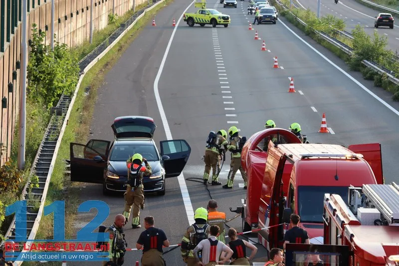 Hybride Volkswagen Golf vliegt in brand op A59 bij Waalwijk, flinke file richting Den Bosch 112 De Langstraat