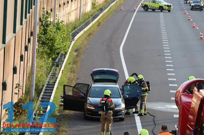 Hybride Volkswagen Golf vliegt in brand op A59 bij Waalwijk, flinke file richting Den Bosch 112 De Langstraat