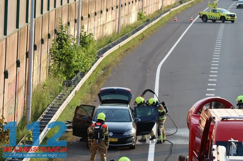 Hybride Volkswagen Golf vliegt in brand op A59 bij Waalwijk, flinke file richting Den Bosch 112 De Langstraat