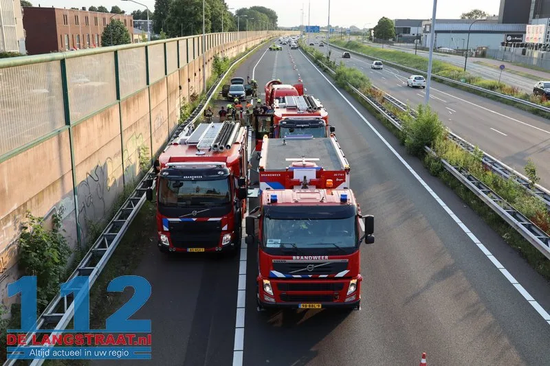 Hybride Volkswagen Golf vliegt in brand op A59 bij Waalwijk, flinke file richting Den Bosch 112 De Langstraat