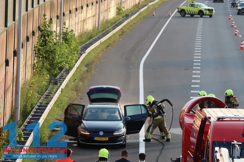 Hybride Volkswagen Golf vliegt in brand op A59 bij Waalwijk, flinke file richting Den Bosch 112 De Langstraat