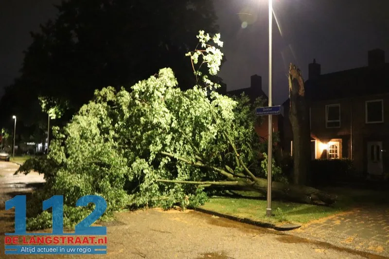 Zware buien teisteren Brabant: veel stormschades 112 De Langstraat