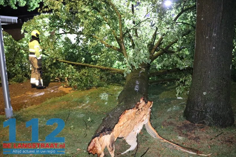Zware buien teisteren Brabant: veel stormschades 112 De Langstraat