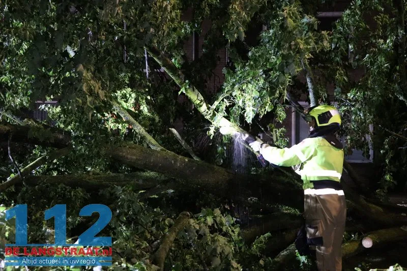 Zware buien teisteren Brabant: veel stormschades 112 De Langstraat