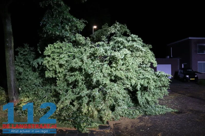 Zware buien teisteren Brabant: veel stormschades 112 De Langstraat