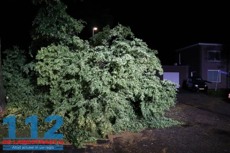 Zware buien teisteren Brabant: veel stormschades 112 De Langstraat