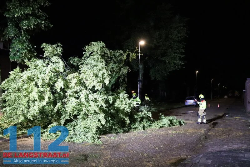 Zware buien teisteren Brabant: veel stormschades 112 De Langstraat