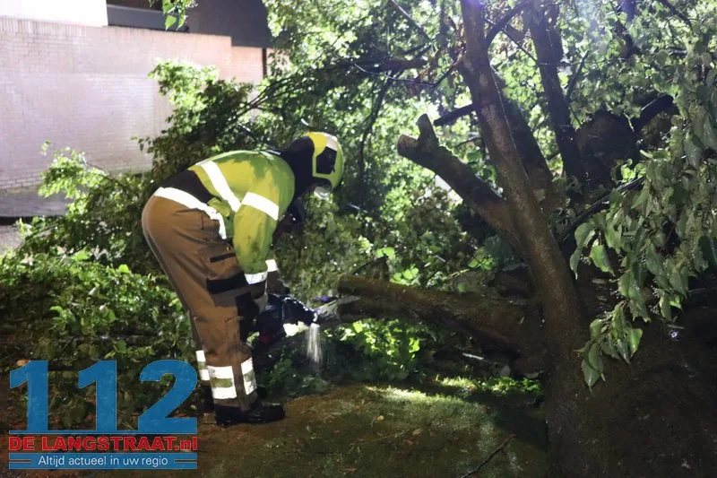 Zware buien teisteren Brabant: veel stormschades 112 De Langstraat